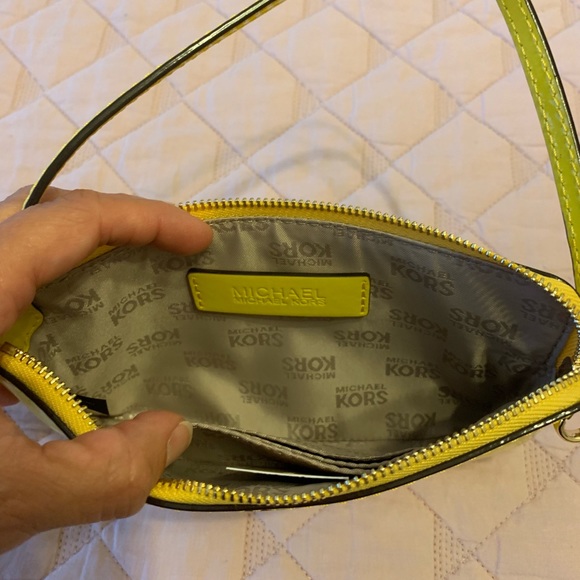 Michael Kors Fulton wristlet - Picture 4 of 5